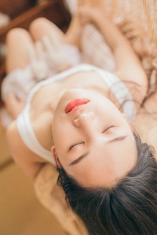 女班长脱内衣给我吃奶视频